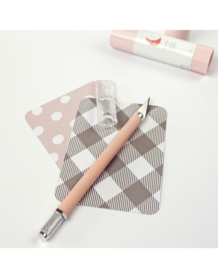 Cútter de precisión rosa, Alúa Cid