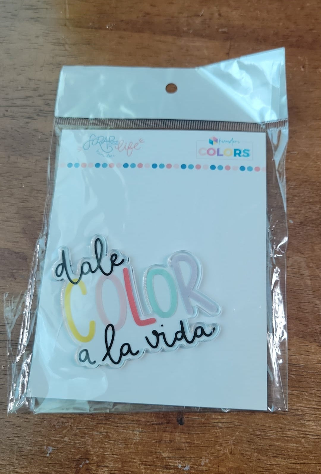 Título de metacrilato impreso Dale color a la vida