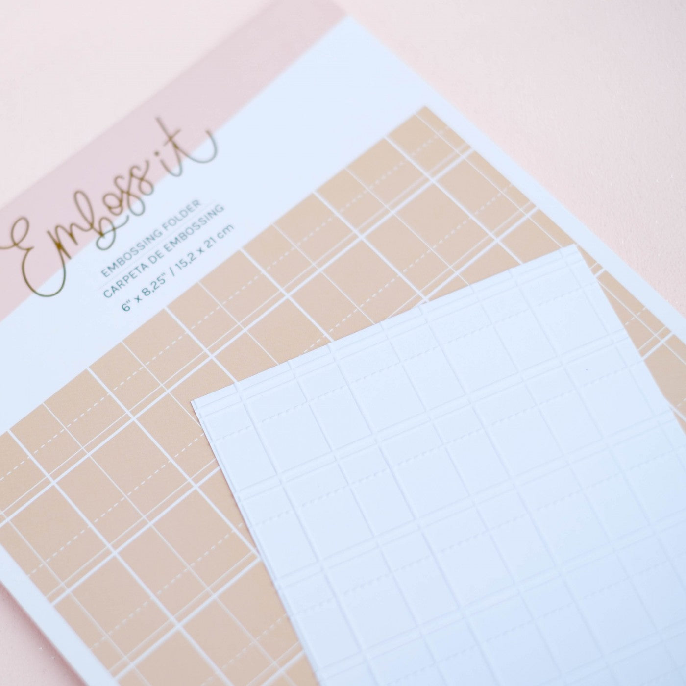 CARPETA DE EMBOSSING 6"X 8,25" CUADRÍCULA